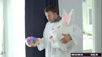 Mutter und Stiefschwester jagen Oster-Sex-Kaninchen