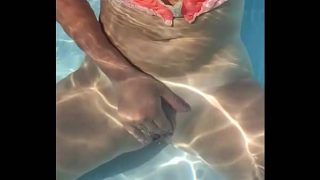 Amateur milf masturbation in swimmingpool